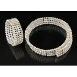 PERLEN HALS- UND ARMREIF Dehnbar. A PEARL COLLAR AND BANGLE Flexible.