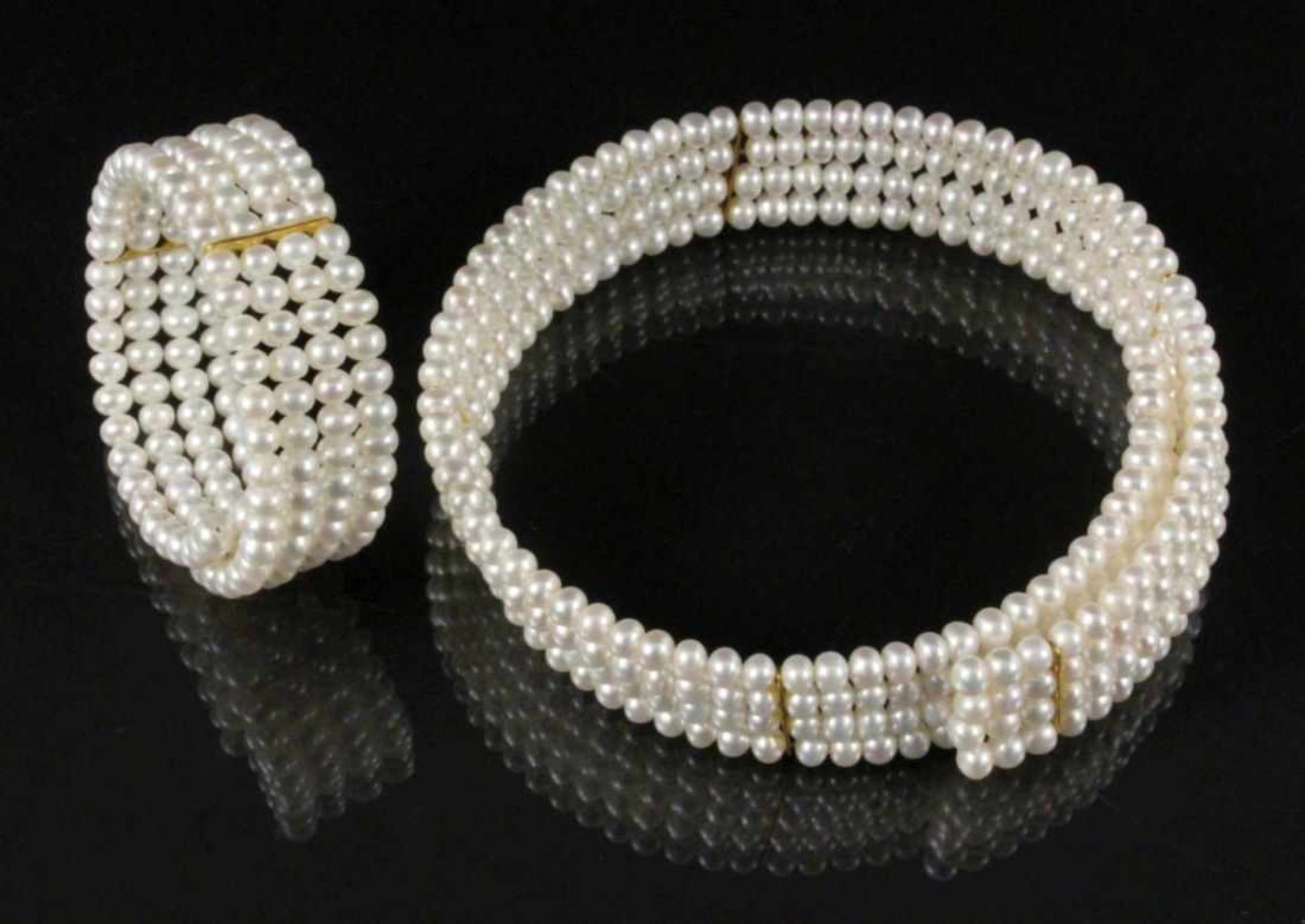 PERLEN HALS- UND ARMREIF Dehnbar. A PEARL COLLAR AND BANGLE Flexible.