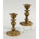 PAAR KERZENLEUCHTER IM BAROCKSTIL Frankreich, 19.Jh. Bronze vergoldet. H.13cm A PAIR OF BAROQUE