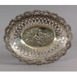 ZIERSCHALE Deutsch um 1900 Silber 800. Ovalform mit Reliefdekor nach Watteau. Gest. 22x17,5cm, ca.