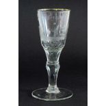 BAROCKES KELCHGLAS Deutsch, 18.Jh. Farbloses Glas mit geschnittenem Dekor und Sinnspruch. H.14cm A