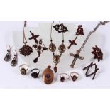 LOT VON 15 TEILEN GRANATSCHMUCK Meist Silber vergoldet A LOT OF 15 GARNET JEWELLERY ITEMS Mostly