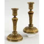 PAAR KERZENLEUCHTER Frankreich, 19.Jh. Bronze vergoldet. H.19cm A PAIR OF CANDLESTICKS France,