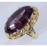 DAMENRING MIT AMETHYST 585/000 Gelbgold mit großem Amethyst. Ringgröße 56, Brutto ca. 15,25g A