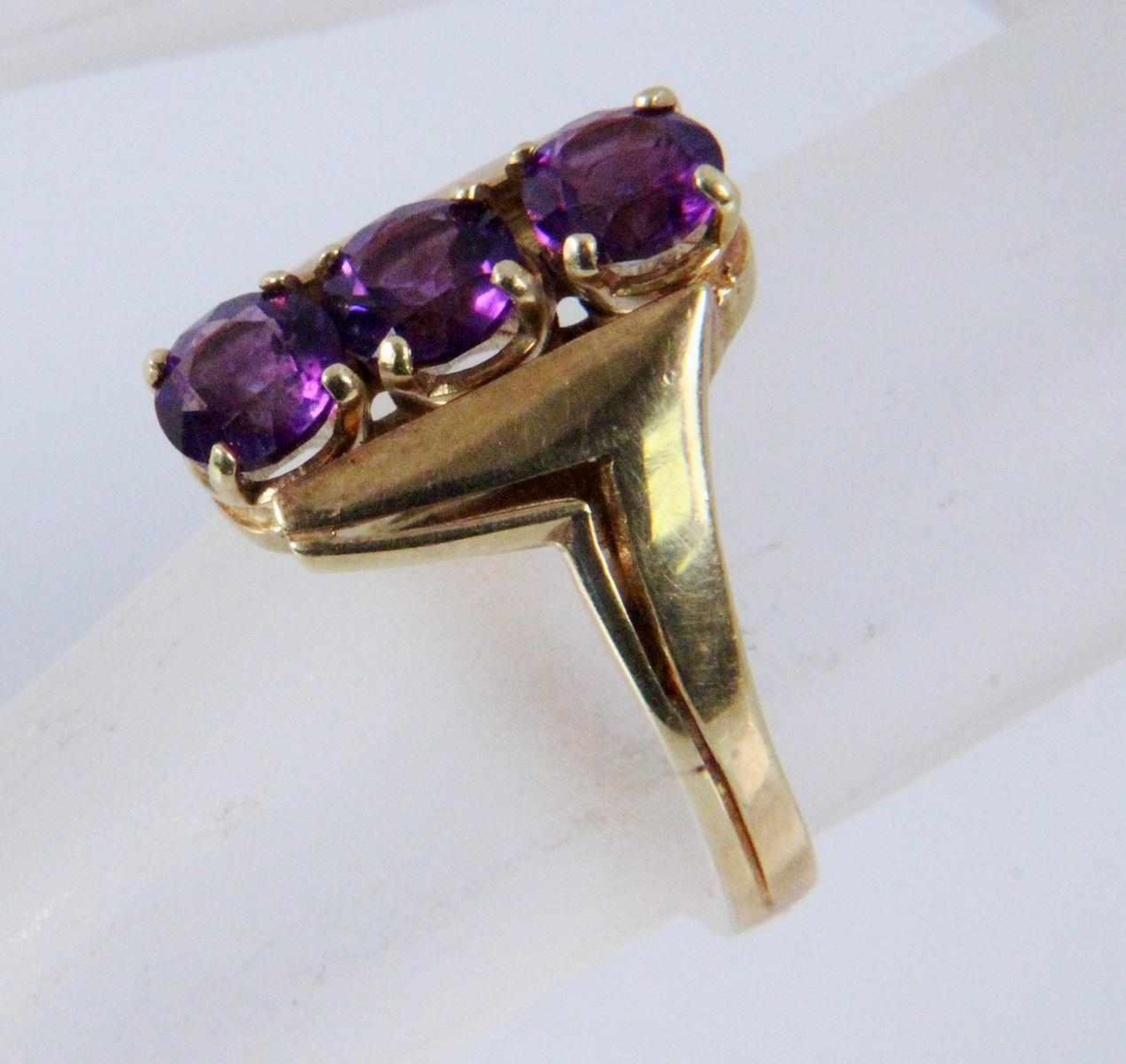 DAMENRING MIT 3 AMETHYSTEN 585/000 Gelbgold mit 3 Amethysten. Ringgöße 56. Brutto ca. 7,3g A