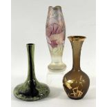 LOT VON DREI MODERNEN ZIERVASEN H.18-25cm A LOT OF THREE MODERN VASES 18-25cm high