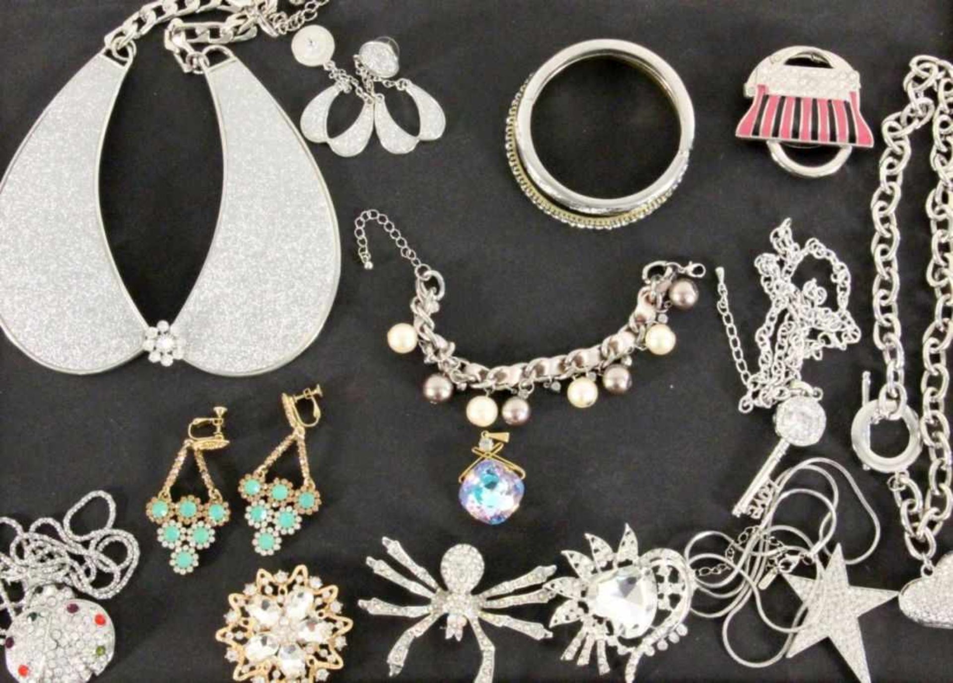 LOT VON CA. 50 TEILEN MODESCHMUCK 36 Teile Schmuck und Damenarmbanduhren A LOT OF ABOUT 50 FASHION - Bild 4 aus 4