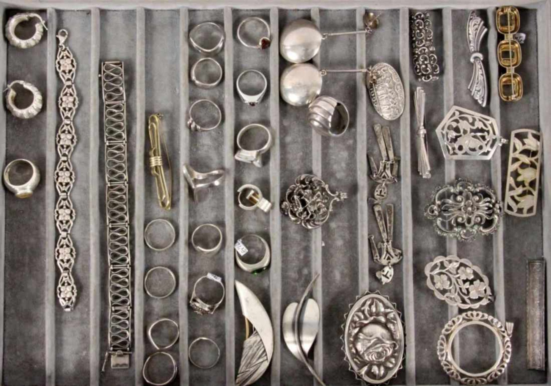 LOT VON 40 TEILEN SILBERSCHMUCK A LOT OF 40 SILVER JEWELLERY ITEMS