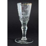 BAROCKES KELCHGLAS Deutsch, 18.Jh. Farbloses Glas mit geschnittenem Dekor und Sinnspruch. H.14cm A