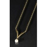 COLLIER MIT ZUCHTPERLE 585/000 Gelbgold. L. ca. 43cm, Brutto ca. 15,1g A NECKLACE WITH A CULTURED