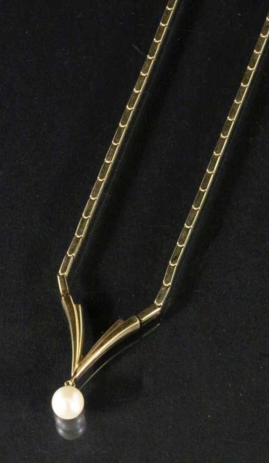 COLLIER MIT ZUCHTPERLE 585/000 Gelbgold. L. ca. 43cm, Brutto ca. 15,1g A NECKLACE WITH A CULTURED