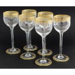 SATZ VON 6 WEINKELCHEN Farbloses Glas mit geätztem Dekor und Goldstaffage. H.19cm A SET OF 6 WINE