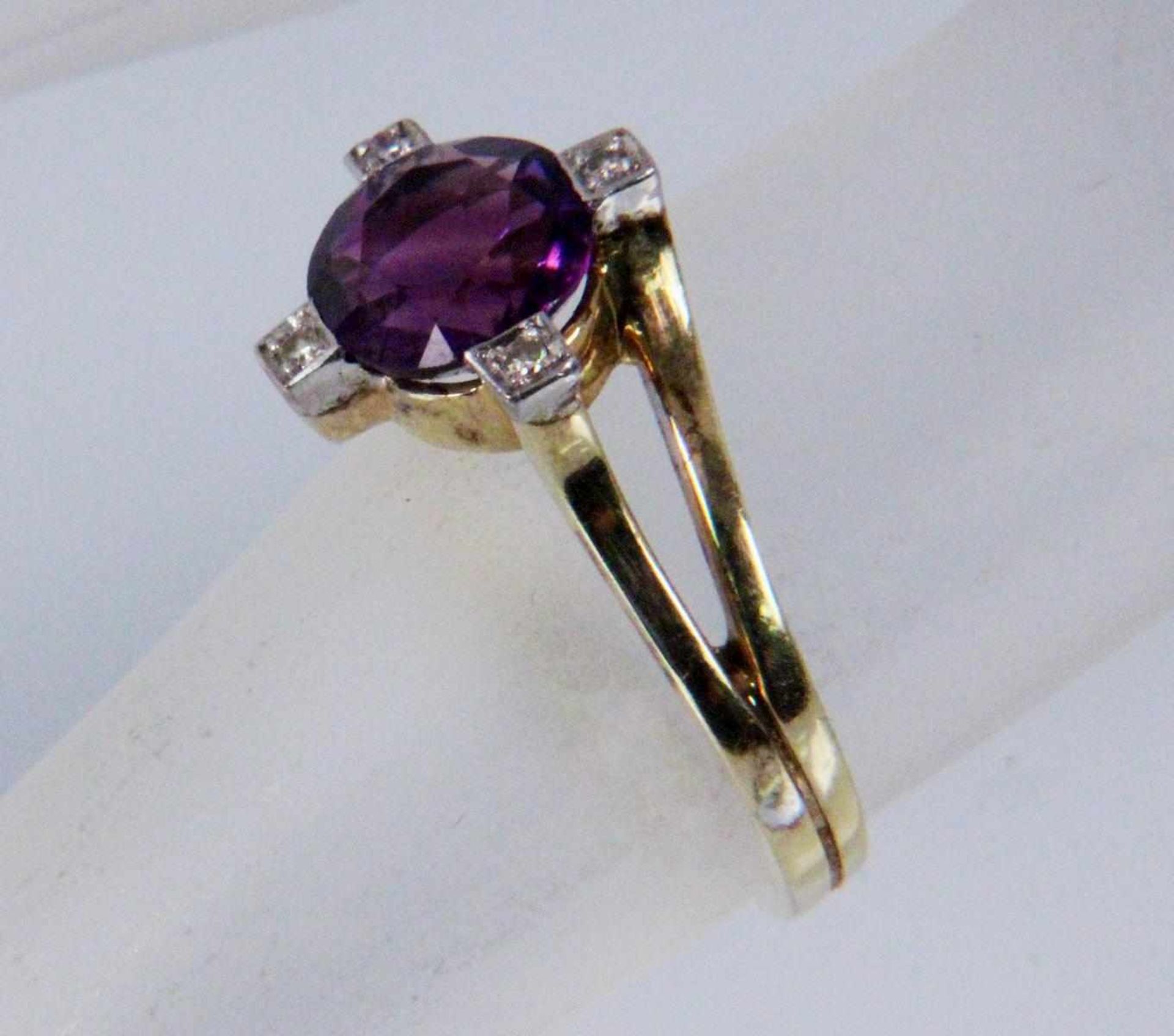 DAMENRING 585/000 Gelbgold mit Amethyst und 4 Diamanten. Ringgröße 56. Brutto ca. 3,9g A LADIES RING