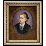 ADOLPHE COUVLELET Frankreich ca. 1805 - 1867 Damenportrait. Farbig auf ovale Porzellanplatte gemalt.