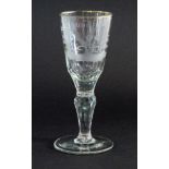 BAROCKES KELCHGLAS Deutsch, 18.Jh. Farbloses Glas mit geschnittenem Dekor und Sinnspruch. H.14cm A