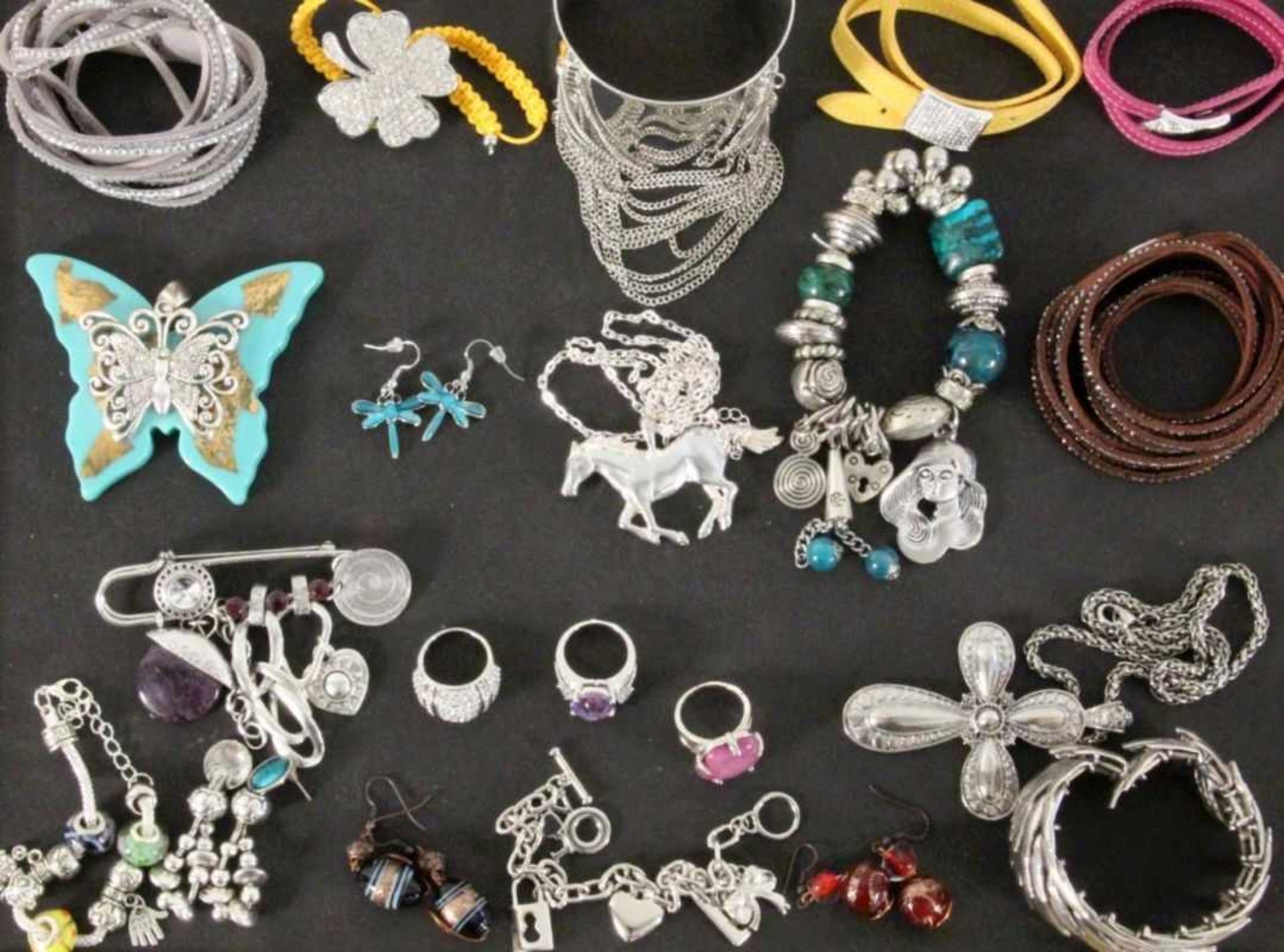 LOT VON CA. 50 TEILEN MODESCHMUCK 36 Teile Schmuck und Damenarmbanduhren A LOT OF ABOUT 50 FASHION - Bild 3 aus 4