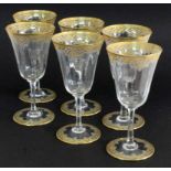 SATZ VON 6 CHAMPAGNEKELCHEN Farbloses Glas mit geätztem Dekor und Goldstaffage. H.16cm A SET OF 6