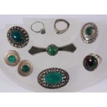 LOT VON 9 TEILEN SILBERSCHMUCK mit div. grünen Edelsteinen A LOT OF 9 SILVER JEWELLRY ITEMS with