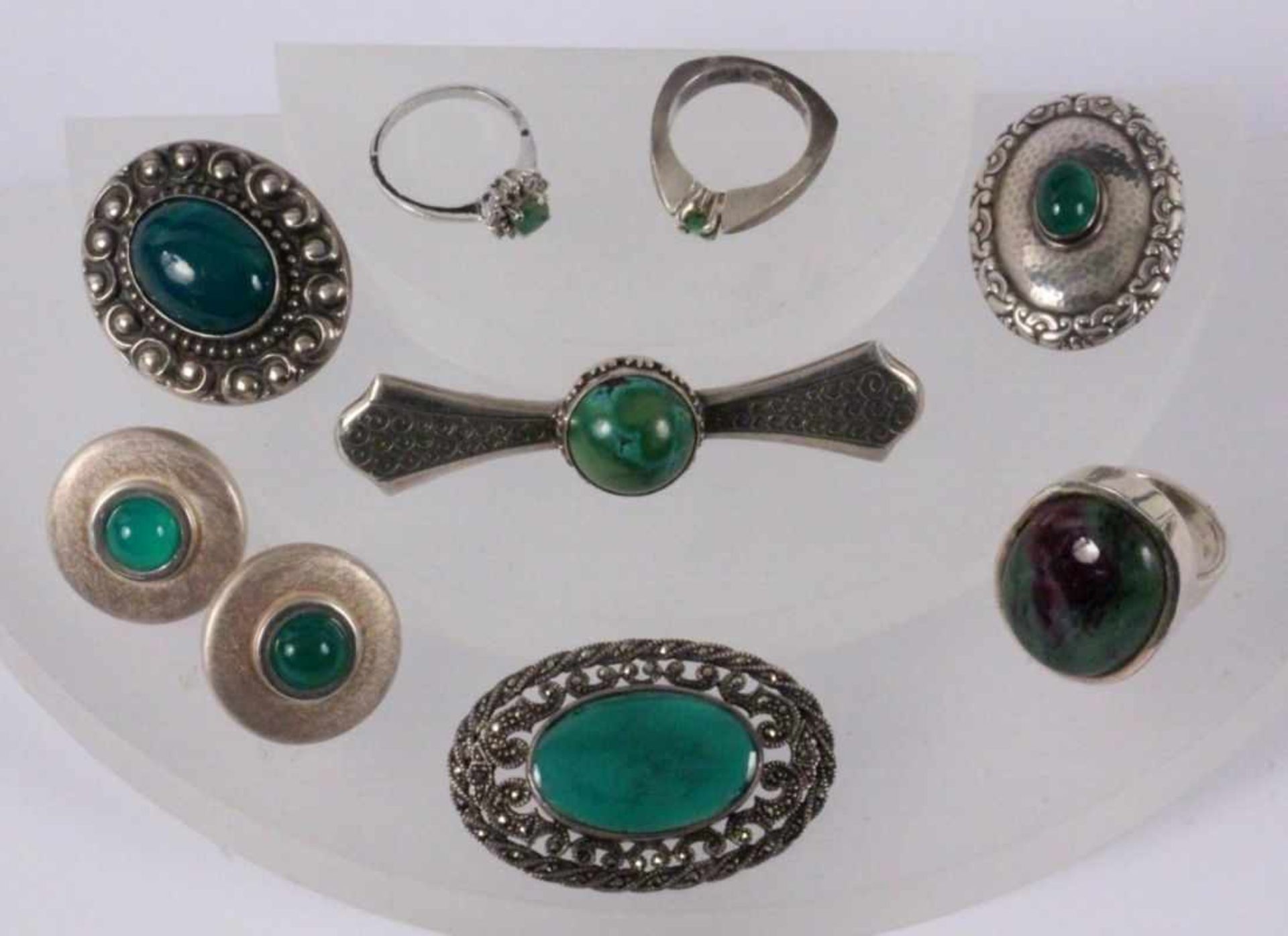 LOT VON 9 TEILEN SILBERSCHMUCK mit div. grünen Edelsteinen A LOT OF 9 SILVER JEWELLRY ITEMS with