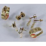 2 RINGE 585/000 Gelbgold. Brutto ca. 5,8 g Dazu 3 Paar Ohrstecker, vergoldet 2 RINGS 585/000