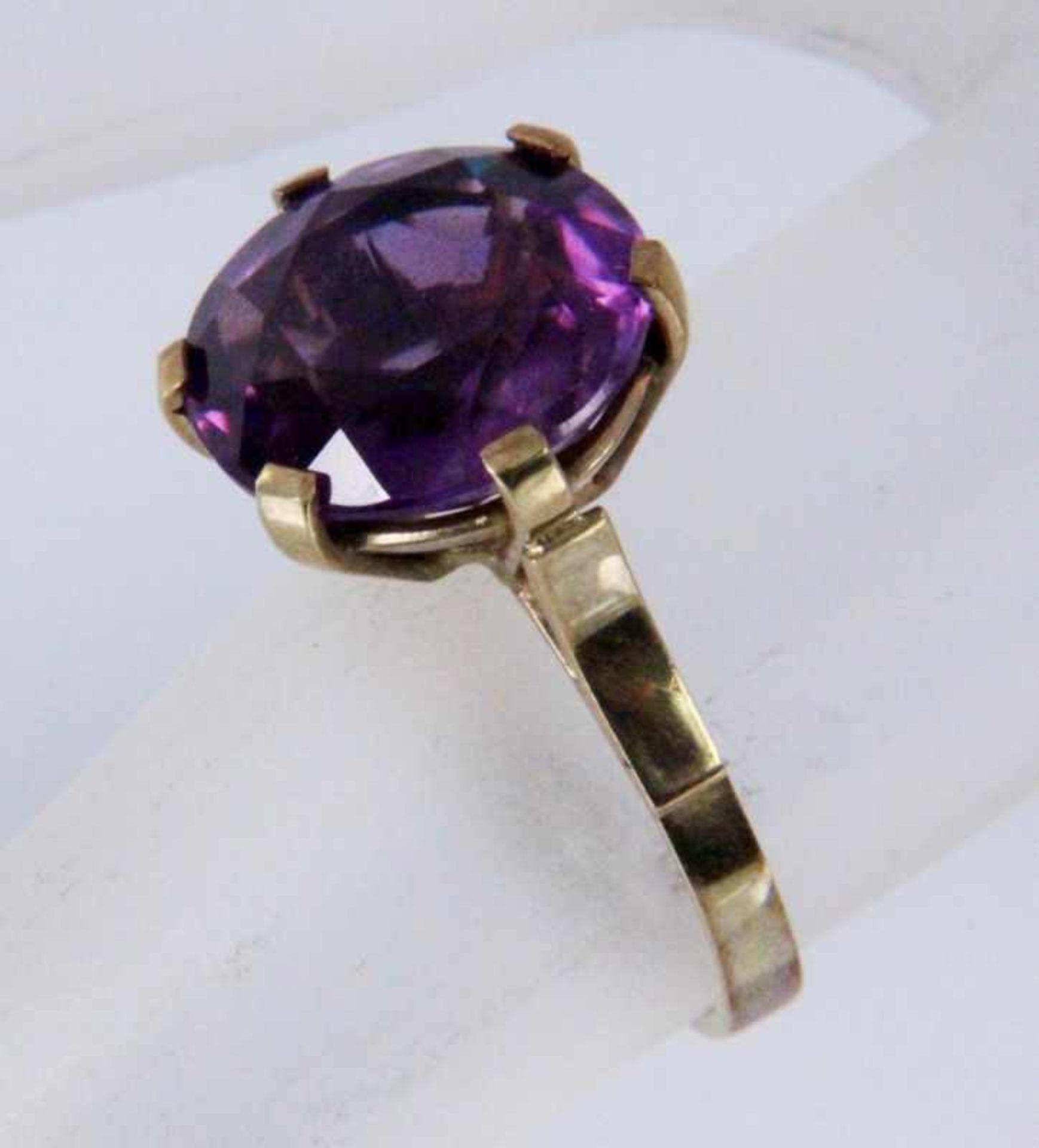 DAMENRING 585/000 Gelbgold mit Amethyst. Ringgröße 56. Brutto ca. 4,3g A LADIES RING 585/000