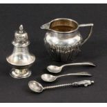 PUPPEN-ZUCKERSTREUER Milchkännchen und 3 Löffel. Silber. Zus. ca. 67g DOLLS SUGAR CASTER Milk jug