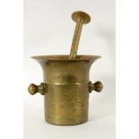 MESSINGMÖRSER MIT STÖSSEL 19.Jh., H.13,5cm A BRASS MORTAR WITH PESTLE 19thcentury, 13.5 cm high