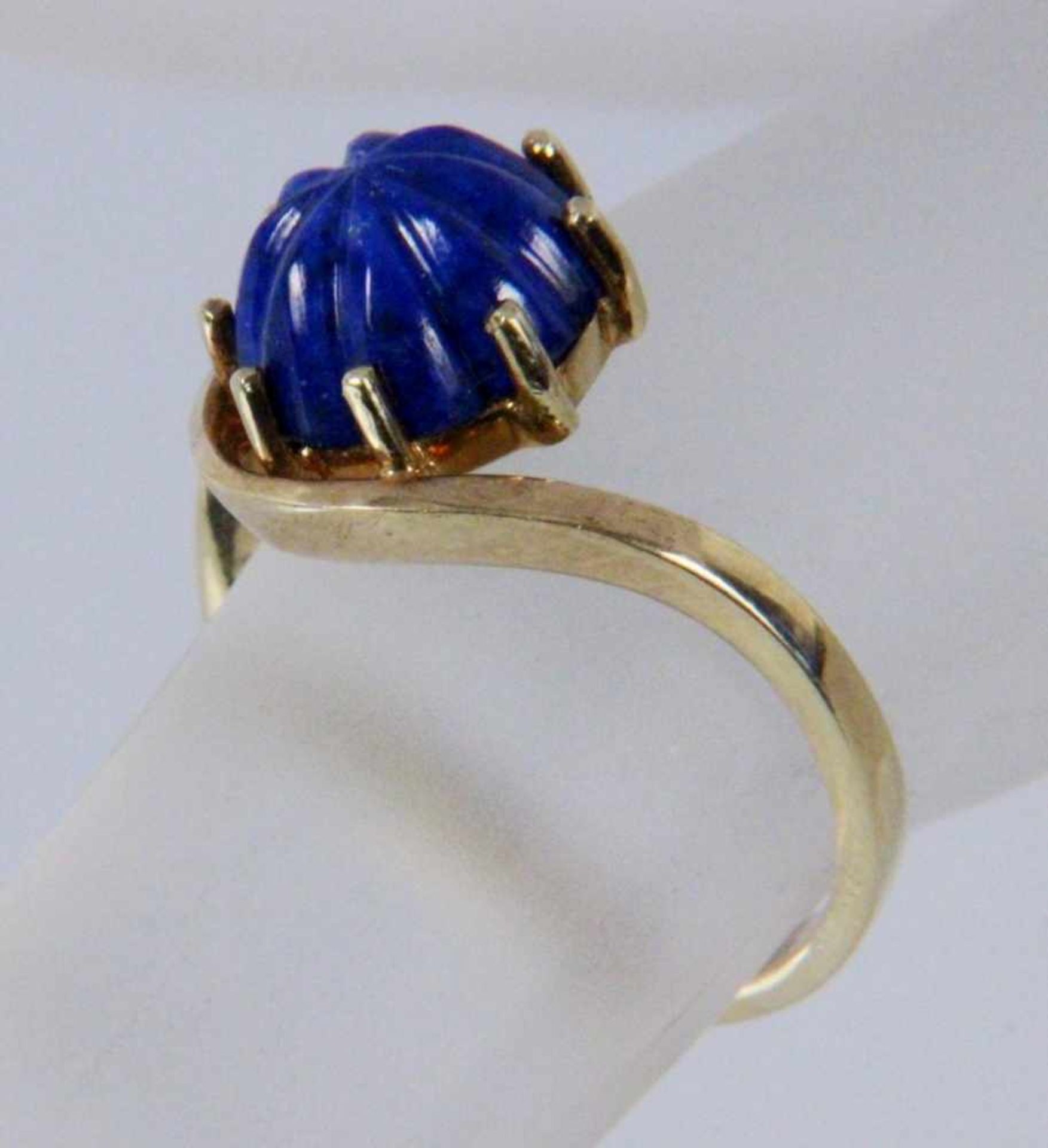 DAMENRING 585/000 Gelbgold mit Lapislazuli. Ringgröße 56. Brutto ca. 5g A LADIES RING 585/000 yellow