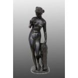 APHRODITE MIT APFEL wohl Frankreich, 19.Jh. Dunkel patinierte Bronzefigur der Aphrodite mit dem (