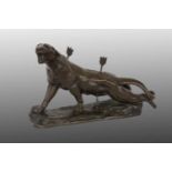 CHARLES VALTON Pau 1851 - 1918 Chinon Von Pfeilen getroffene Löwin. Patinierte Bronze, auf der