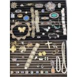 LOT VON 53 TEILEN SCHMUCK meist Silber A LOT OF 53 JEWELLERY ITEMS Mostly silver