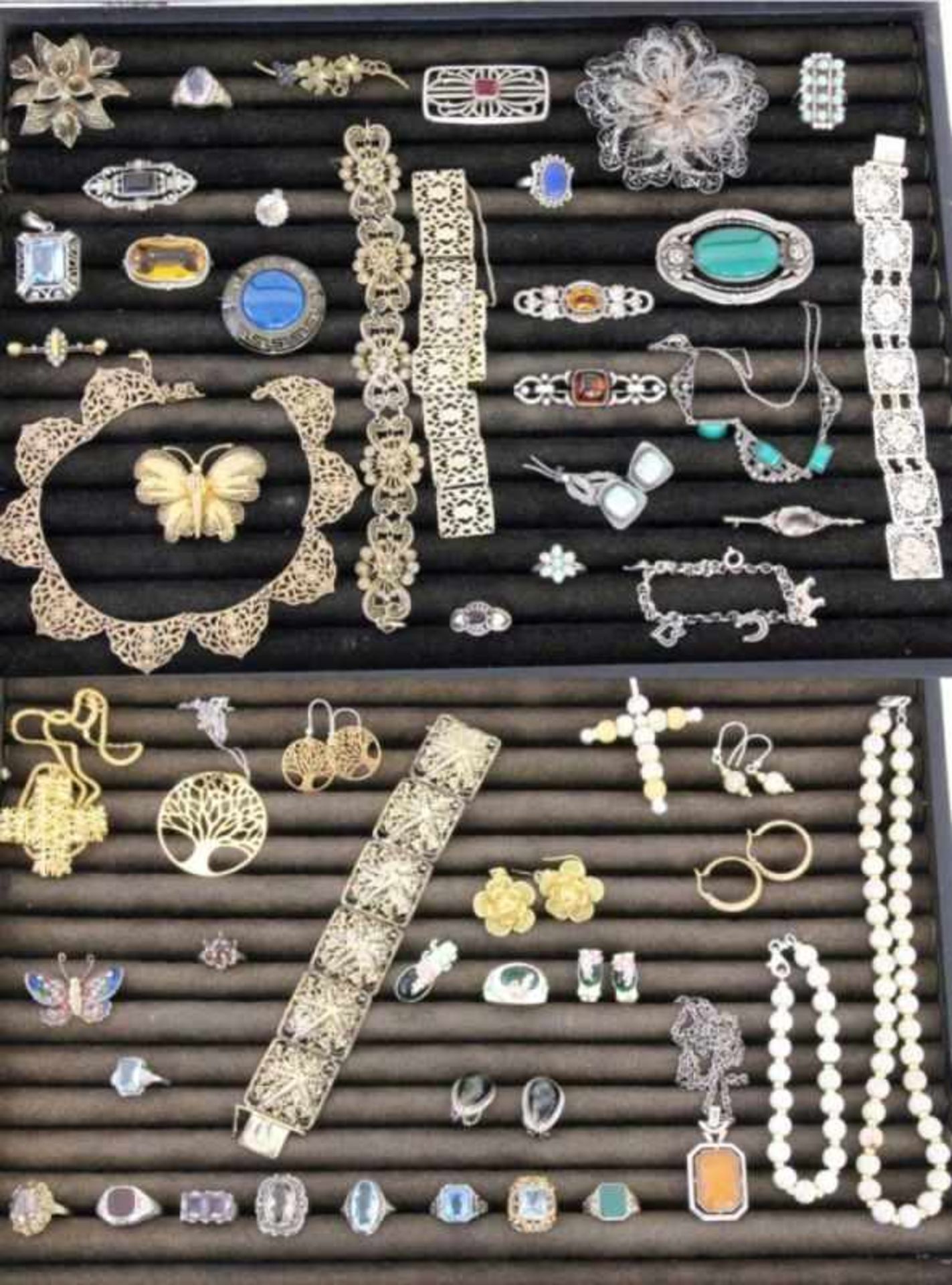 LOT VON 53 TEILEN SCHMUCK meist Silber A LOT OF 53 JEWELLERY ITEMS Mostly silver