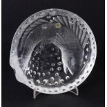 LALIQUE ZIERSCHALE Farbloses Glas mit Fischmotiv. Signiert: Lalique France. D.15,5cm A LALIQUE