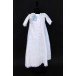 ALTES TAUFKLEID Weiß mit Spitzenbesatz. L.84cm AN OLD CHRISTENING GOWN White with lace trim. 84cm