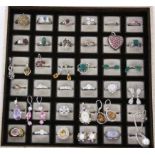 LOT VON 36 TEILEN SCHMUCK Meist Silber, teils mit Edelsteinen A LOT OF 36 JEWELLERY ITEMS Mostly