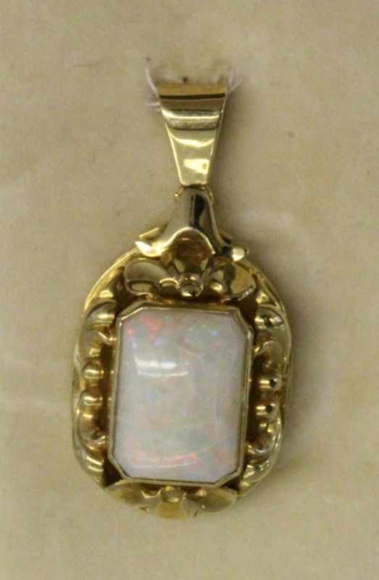 ANHÄNGER, 585/000 Gelbgold mit Opal. Brutto ca. 4,8g A PENDANT 585/000 yellow gold set with opal