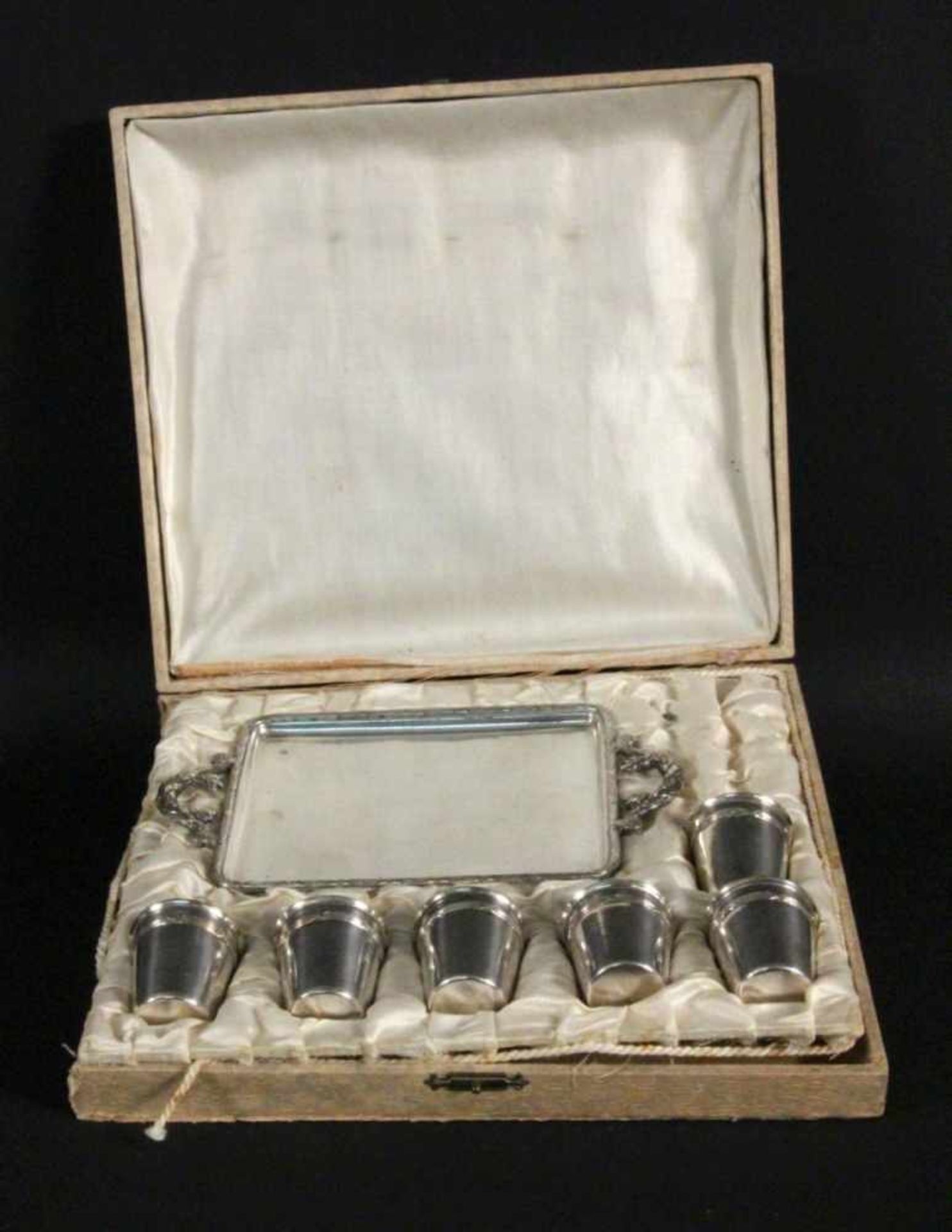 SCHNAPSSERVICE Frankreich um 1900 Tablett mit 6 Bechern. Versilbertes Metall, im Originaletui.
