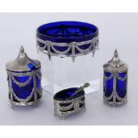 GEWÜRZGARNITUR Schweden Silber mit kobaltblauen Glaseinsätzen. 4 Teile A CONDIMENT SET Sweden Silver