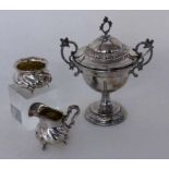 ZUCKERDOSE UND SAHNESERVICE Versilbertes Metall A SUGAR BOWL AND A SERVICE Silver-plated metal