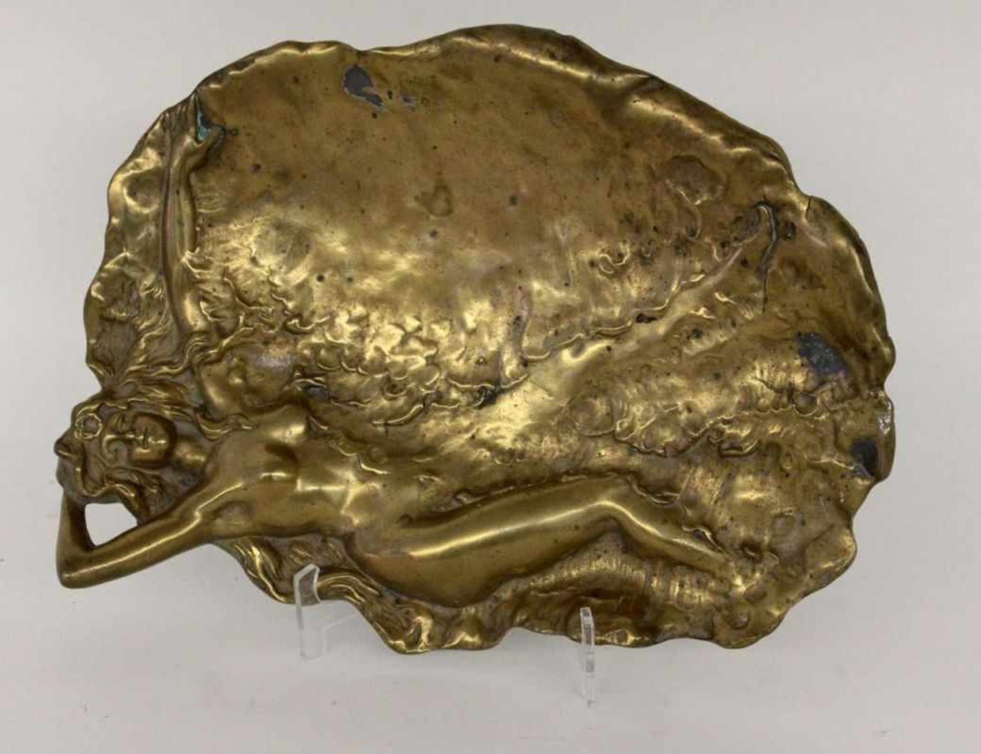 JUGENDSTIL SCHALE Um 1900 Bronze. In Form eines Sees mit liegender Nymphe. 31x22cm AN ART NOUVEAU