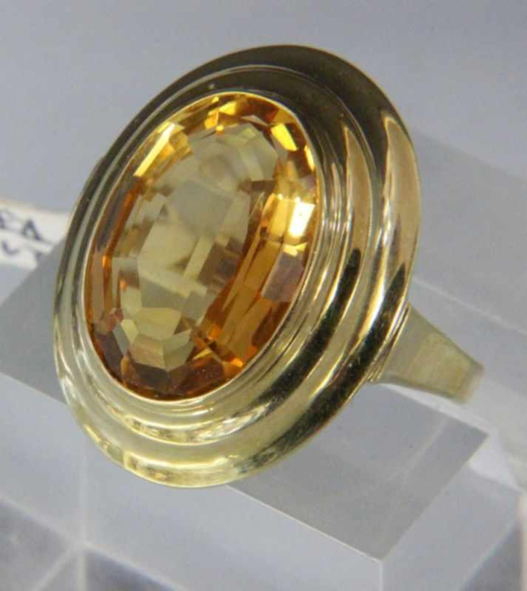 RING, 585/000 Gelbgold mit Citrin. Brutto ca. 5,1g A RING, 585/000 yellow gold set with citrine