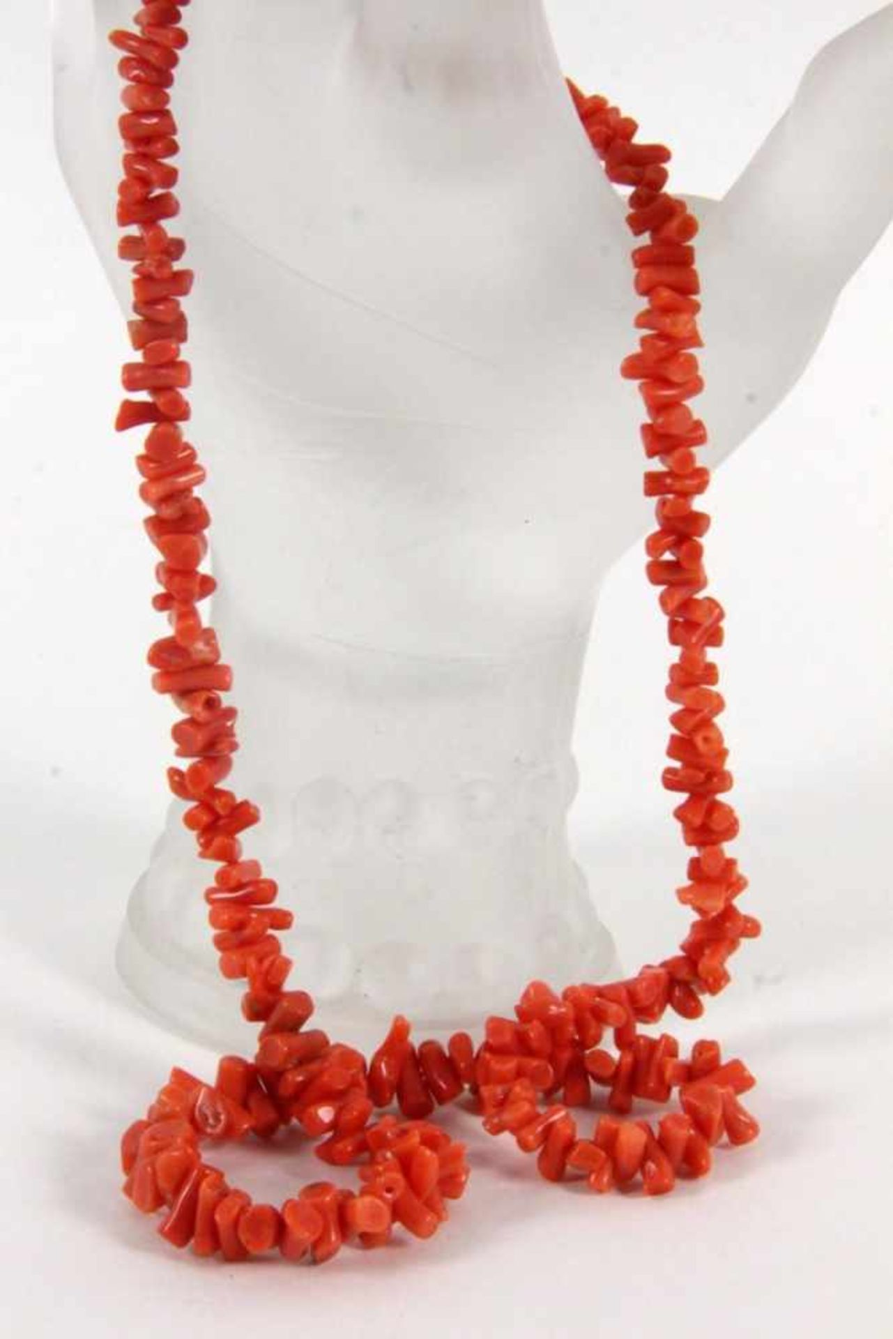 KORALLEN-HALSKETTE L. ca. 56cm. Schließe defekt A CORAL NECKLACE approx. 56cm long. Condition