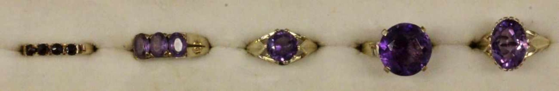 LOT VON 5 RINGEN MIT AMETHYSTEN 333/000 Gelbgold. Brutto ca. 16,12g A LOT OF 5 RINGS WITH