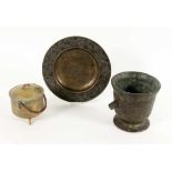 3 TEILE BRONZE Mörser, Teller und Deckelgefäß 3 BRONZE ITEMS Mortar, plate and lidded vessel