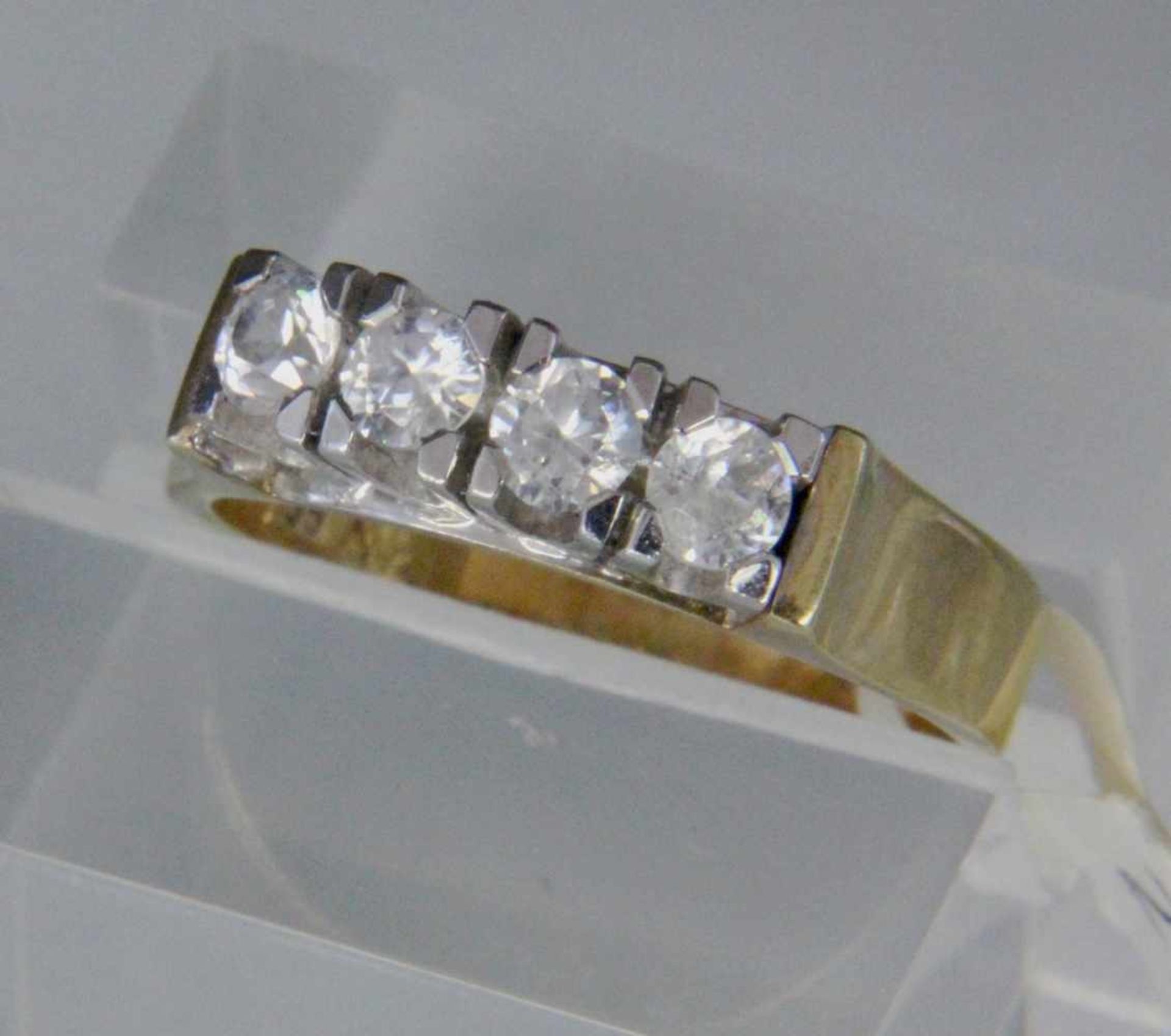 RING, 585/000 Gelbgold mit 4 Zirkonen. Brutto ca. 5,6g A RING, 585/000 yellow gold set with 4