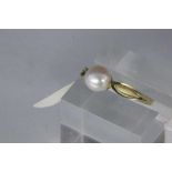 RING, 585/000 Gelbgold mit Perle. Brutto ca. 2,9g A RING, 585/000 yellow gold set with pearl.