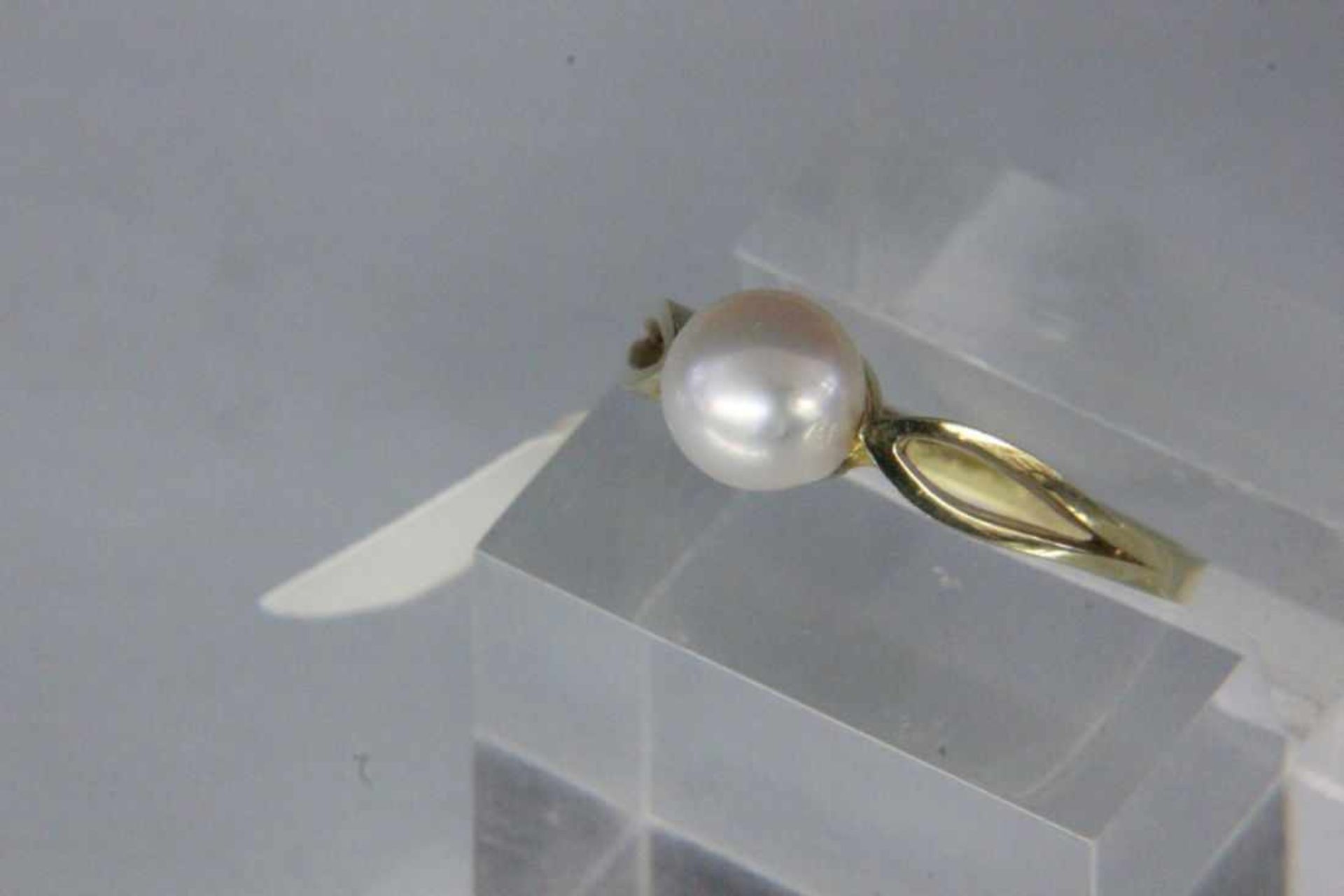 RING, 585/000 Gelbgold mit Perle. Brutto ca. 2,9g A RING, 585/000 yellow gold set with pearl.