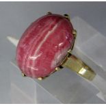 RING, 585/000 Gelbgold mit Rhodochrosit. Brutto ca. 8,1g A RING, 585/000 yellow gold set with