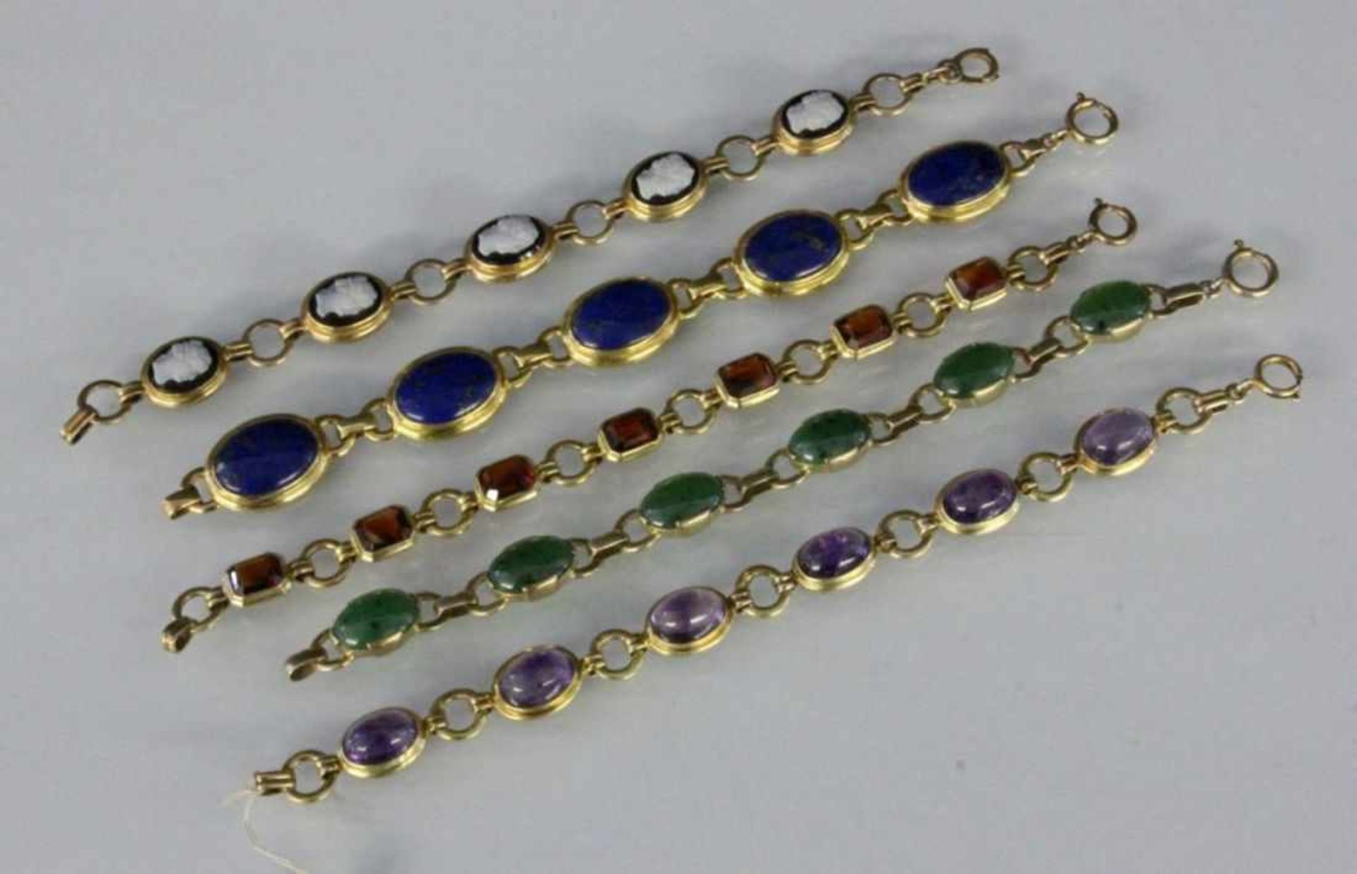 LOT VON 5 ARMBÄNDERN Silber, vergoldet mit Edelsteinen A LOT OF 5 BRACELETS Silver, gilt set with