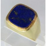 HERRENRING, 585/000 Gelbgold mit Lapiuslazuli. Brutto ca. 8g A MANS RING, 585/000 yellow gold set